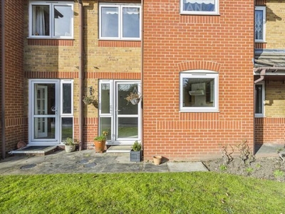 Flat to rent in Royston Court, Hinchley Wood KT10