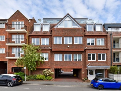 Flat to rent in Station Road, Gerrards Cross SL9