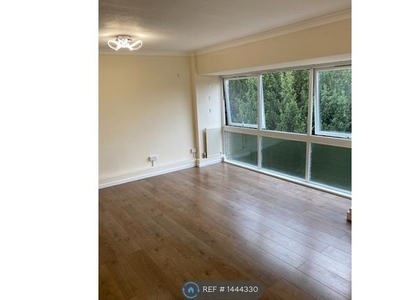 Flat to rent in The Spinney, Watford WD17