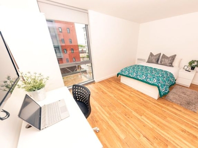 Flat to rent in The Studios, 25 Plaza Boulevard, Liverpool L8