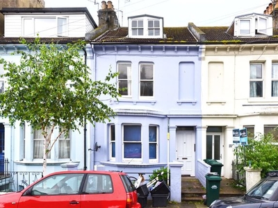 Flat to rent in Warleigh Road, Brighton, East Sussex BN1