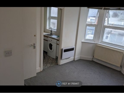 Flat to rent in Woodborough Road, Nottingham NG3
