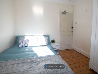 Room to rent in Crombey Street, Swindon SN1