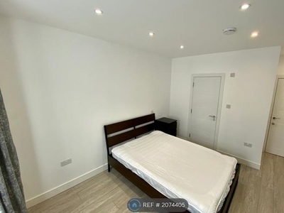 Room to rent in Drayton Road, Borehamwood WD6