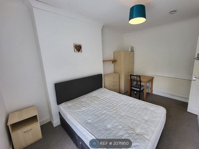 Room to rent in Meadow Street, Treforest, Pontypridd CF37