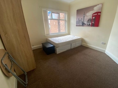 Room to rent in Room 3, 252A Aigburth Road, Liverpool L17