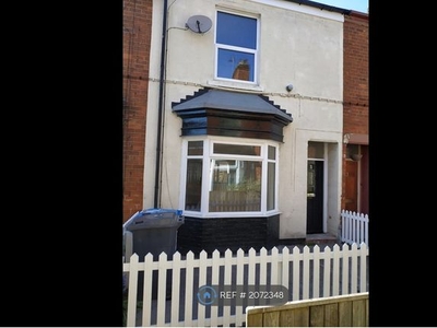 Terraced house to rent in Henley Avenue, Hull HU9