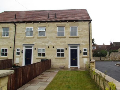 Town house to rent in St. Joseph's Street, Tadcaster LS24