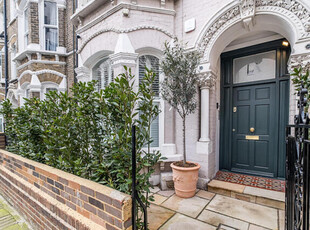 3 Bedroom Flat For Sale In London