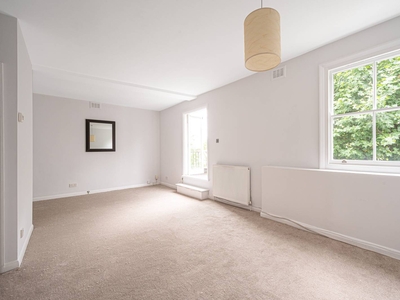 Flat in Woodchurch Road, West Hampstead, NW6