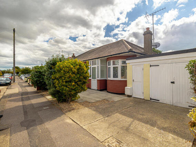2 Bedroom Semi-detached Bungalow For Sale In Southend-on-sea