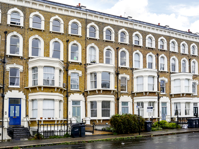 2 bedroom property for sale in The Chase, London, SW4