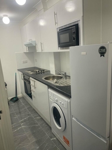3 bedroom flat for rent in Richley house, Triangle, BH2