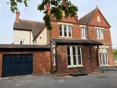 4 bedroom detached house for rent in Watling Street, Fenny Stratford, Milton Keynes, MK1