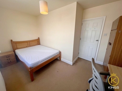 5 bedroom detached house for rent in Aldershot Road, GU2