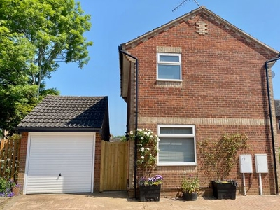 Detached house to rent in Sycamore Avenue, Woodford Halse, Northamptonshire. NN11
