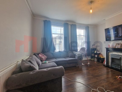 Flat to rent in North Road, Westcliff-On-Sea SS0
