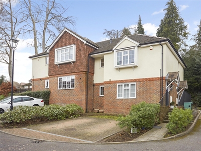 1 bedroom property for sale in Loxford Close, Caterham, CR3