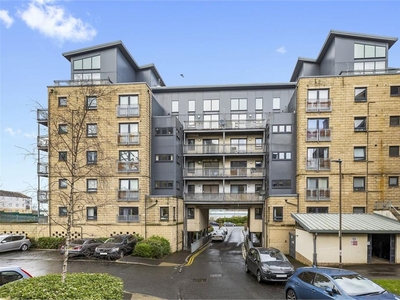 2 bed first floor flat for sale in Easter Road