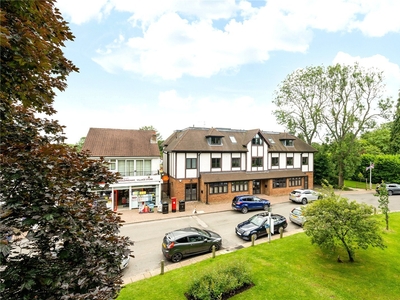 2 bedroom property for sale in Station Road, Caterham, CR3