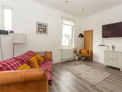 3 bed double upper flat for sale in Juniper Green