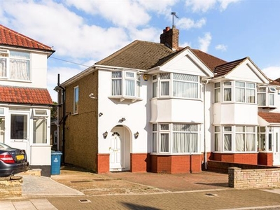 3 bedroom property to let in Portland Crescent, Stanmore