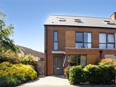 4 bedroom property for sale in Waterside Drive, Chichester, PO19