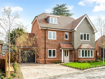 5 bedroom property for sale in Harestone Drive, Caterham, CR3