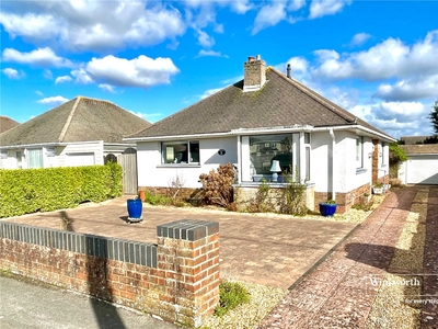 Eldon Avenue, Barton on Sea, New Milton, Hampshire, BH25 3 bedroom bungalow in Barton on Sea