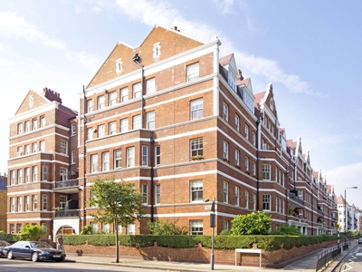 Flat in Cyril Mansions, Prince of Wales Drive, Battersea Park, SW11