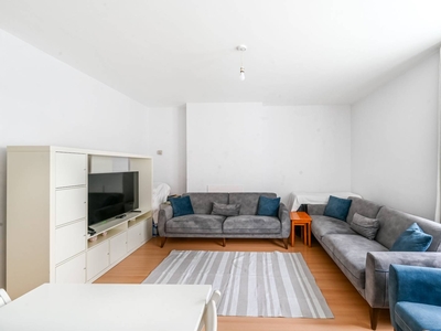 Flat in Malvern House, Stamford Hill, N16