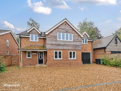 Grove Road, Basingstoke, Hampshire, RG21 4 bedroom house in Basingstoke