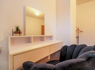 2 Bedroom Semi-Detached House To Rent