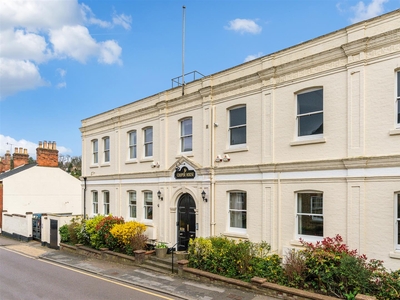 Apartment for sale with 2 bedrooms, Ravens Lane, Berkhamsted | Fine & Country