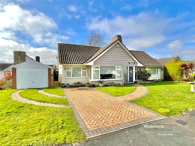 Colemere Gardens, Highcliffe, Christchurch, BH23 3 bedroom bungalow in Highcliffe