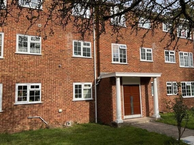 3 Bedroom Flat For Sale In Staines-upon-thames, Surrey