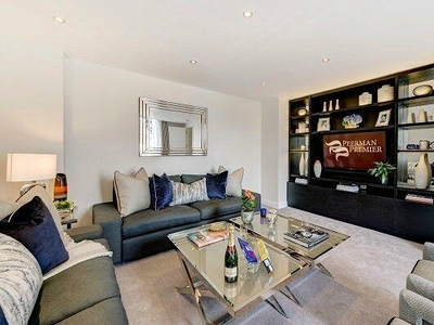 3 Bedroom Penthouse For Rent In London