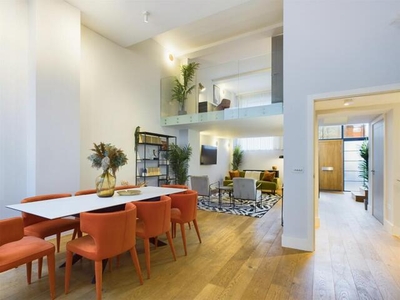 4 Bedroom Mews Property For Sale In Islington, London