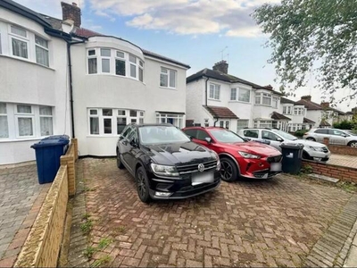 4 Bedroom Semi-detached House For Rent In Greenford, Middlesex