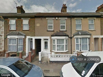 4 Bedroom Semi-detached House For Rent In Waltham Cross