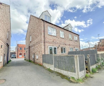 4 Bedroom Semi-detached House For Sale In Gainsborough, Lincolnshire