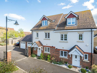 5 Bedroom Semi-detached House For Sale In Knaphill, Woking