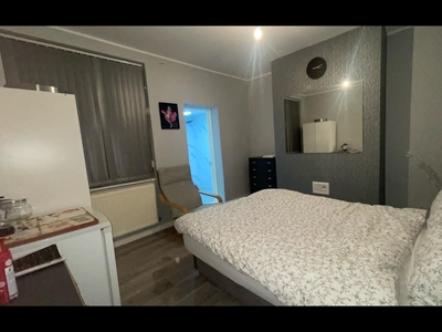 Room in a Shared House, Cedric Street, M5