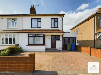 Semi-detached House For Sale In Stanford Le Hope, Essex