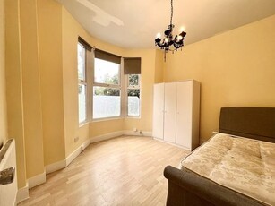 2 bedroom end of terrace house to rent London, E17 6PG