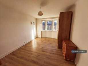 2 bedroom flat for rent in Carrick Knowe Road, Edinburgh, EH12