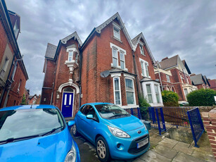 2 bedroom flat for rent in Victoria Road North, Southsea, PO5
