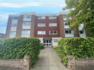 2 bedroom flat for rent in Wakehurst Court, St Georges Road, Worthing, BN11