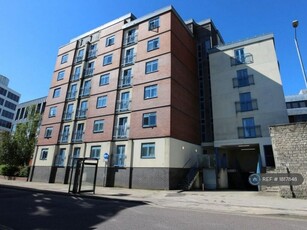 2 bedroom flat for rent in Wellington Street, Swindon, SN1