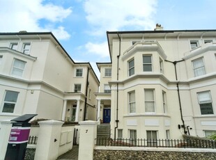 2 bedroom flat for sale in Chiswick Place, Eastbourne, BN21